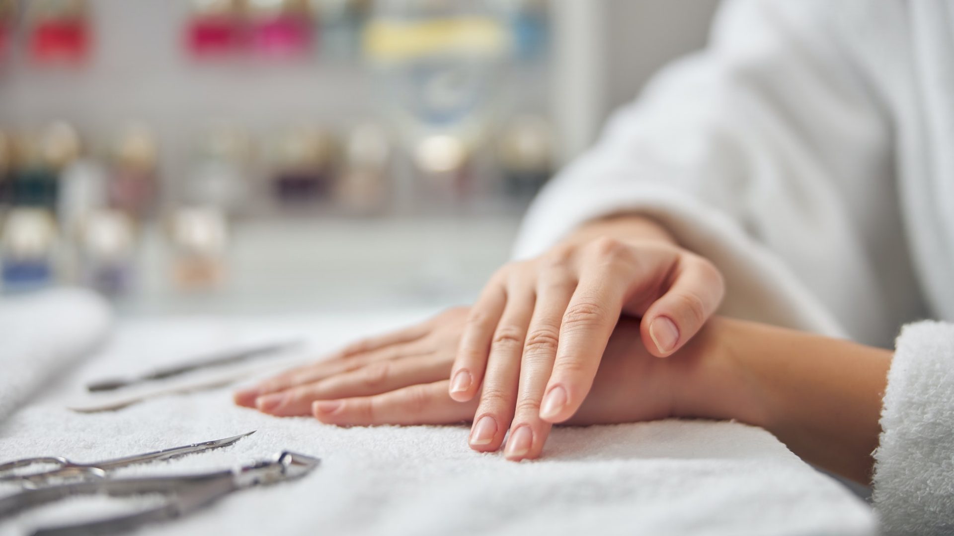 woman-coming-to-nail-artist-for-manicure.jpg